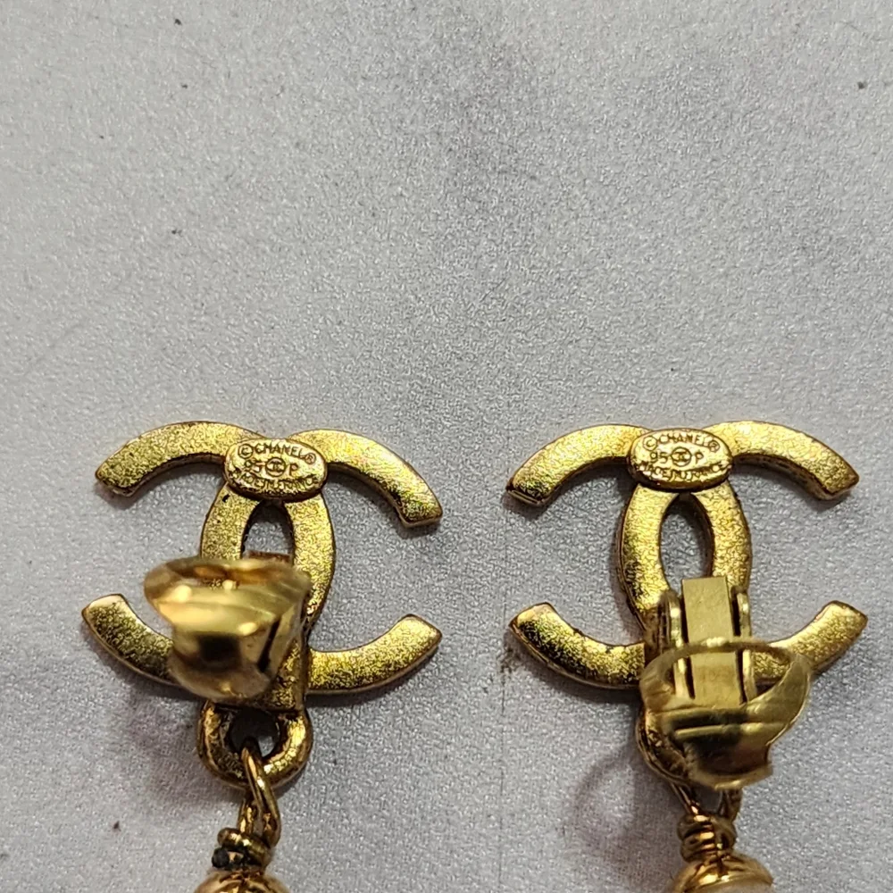 BS 279 Authentic Vintage Chanel CC Logo With Faux Pearl Clip On Earring - Picture 6 of 9